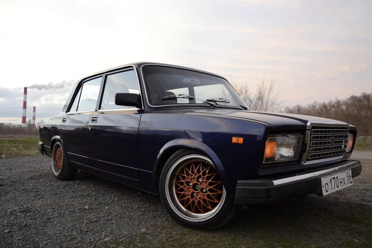 ВАЗ 2107 черная на литье