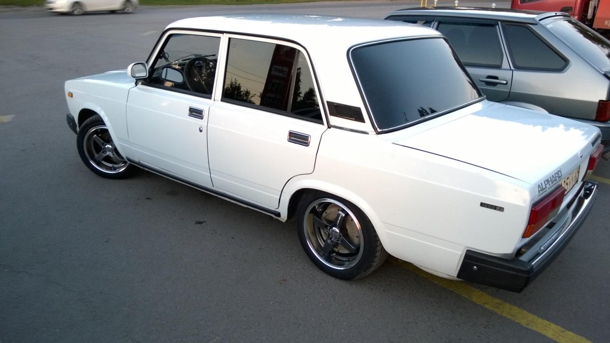 ВАЗ 2107 белая r15