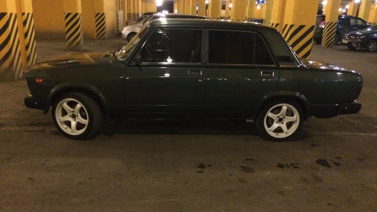 ВАЗ 2107 черная на литье