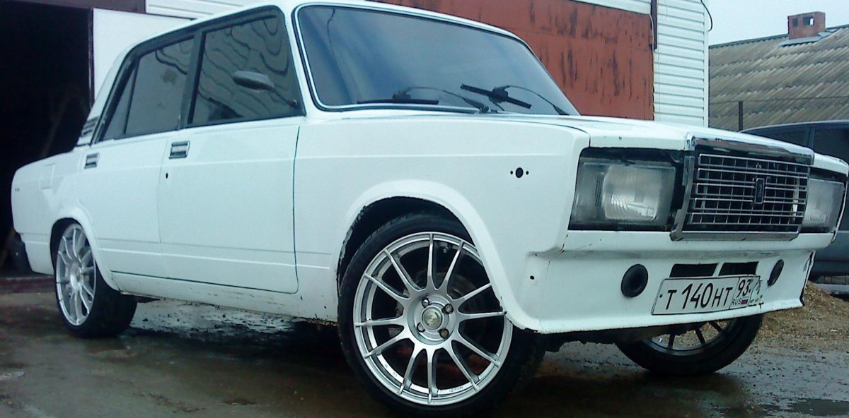 ВАЗ 2107 белая r15
