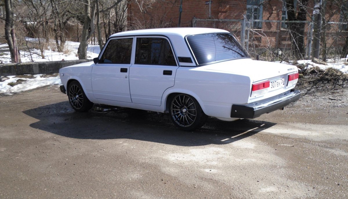 ВАЗ 2107 белая r15