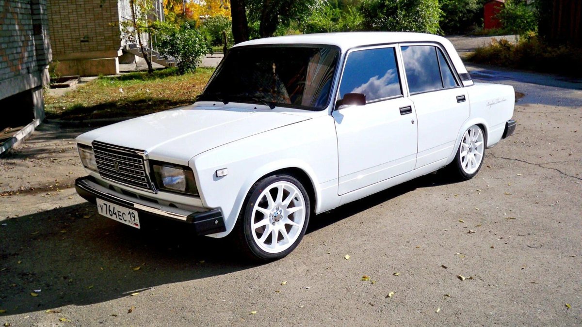 ВАЗ 2107 белая r15