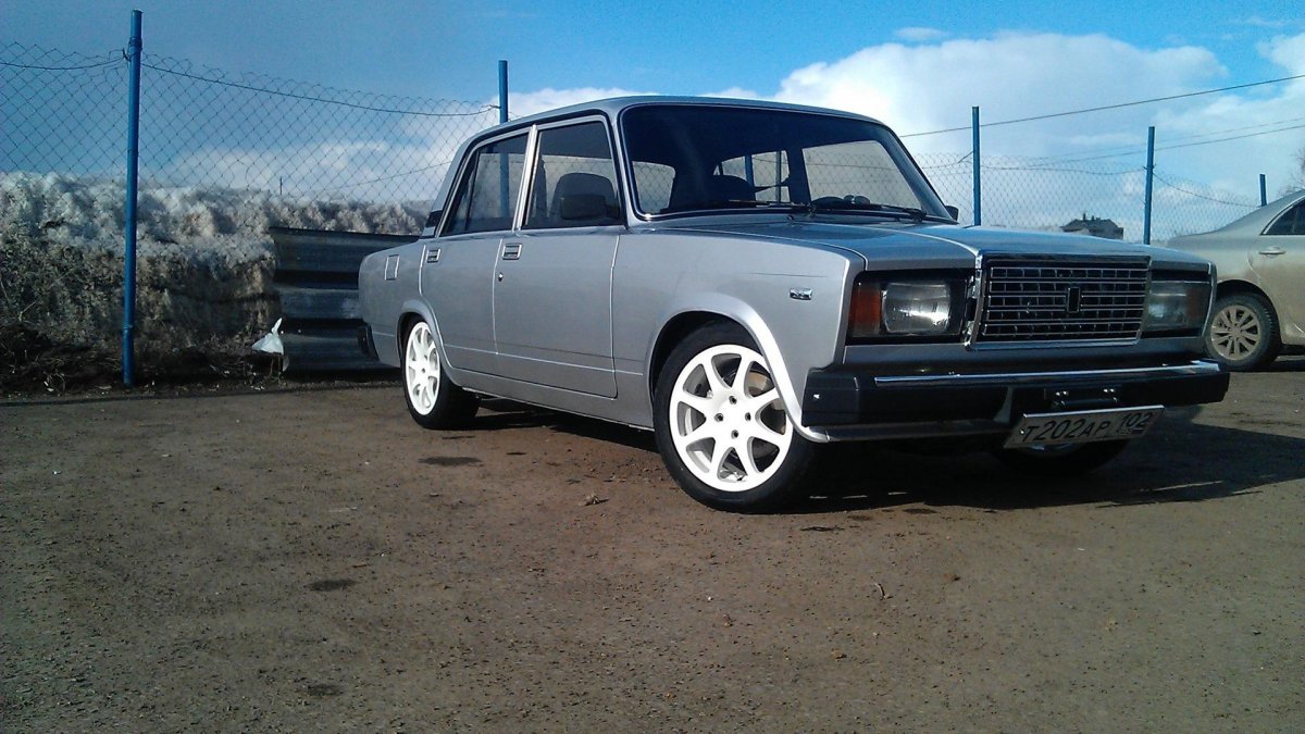 ВАЗ 2107 белая r15