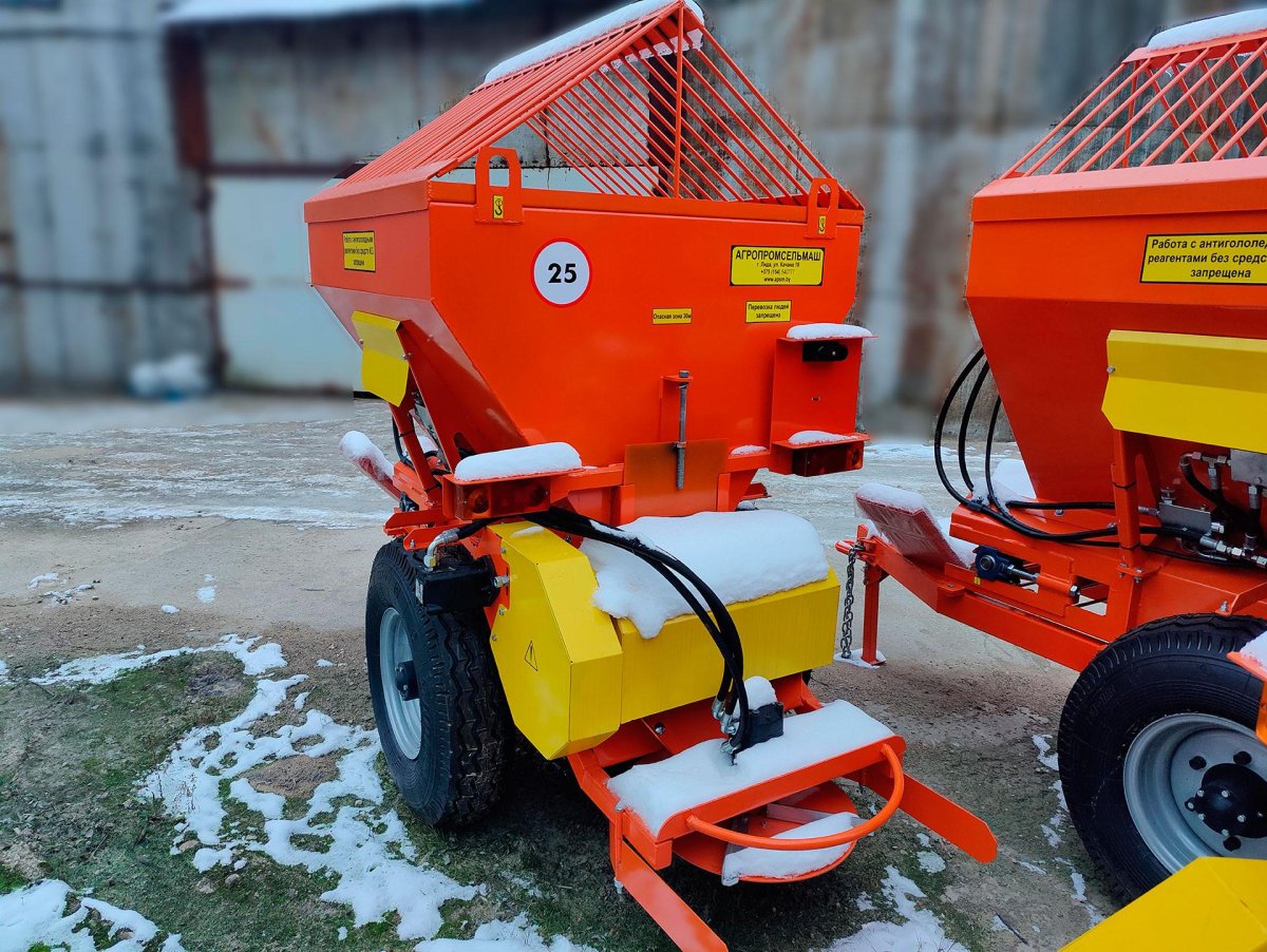 Разбрасыватели песка прицепные