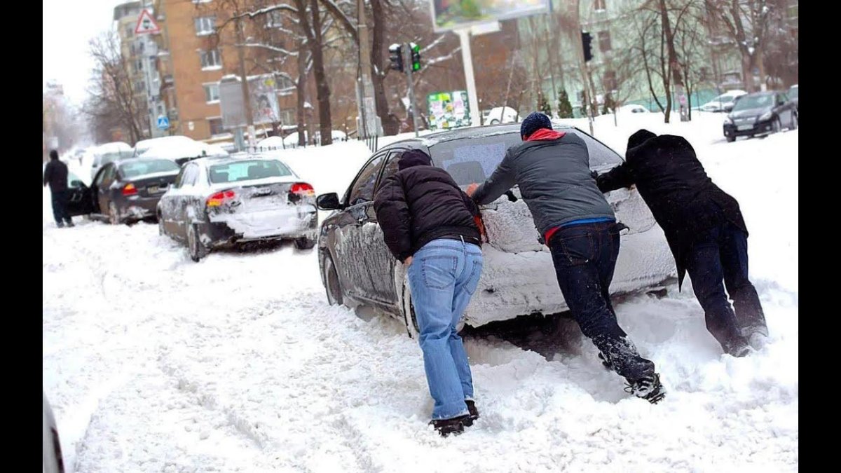 Толкать машину из снега