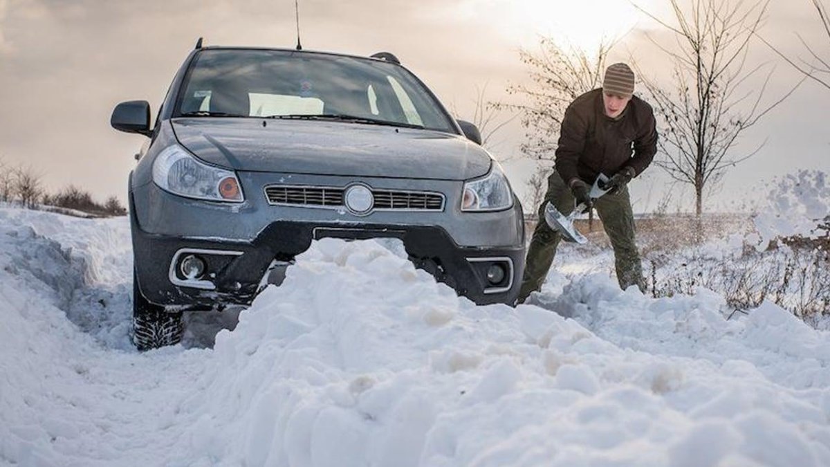 Машина в снегу
