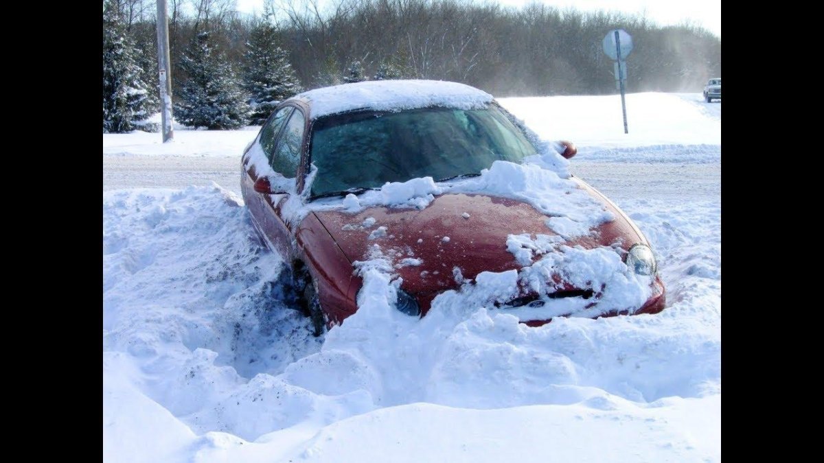 Машина в сугробе