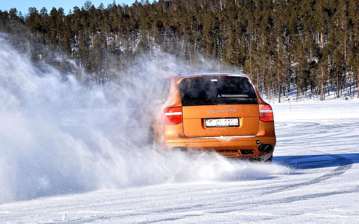 Машина на зимней дороге