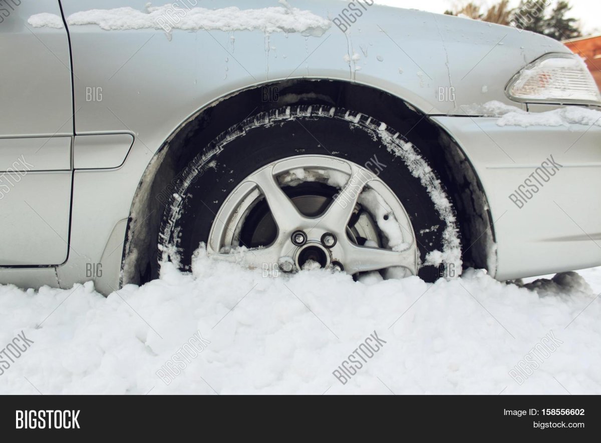 Колесо в снегу