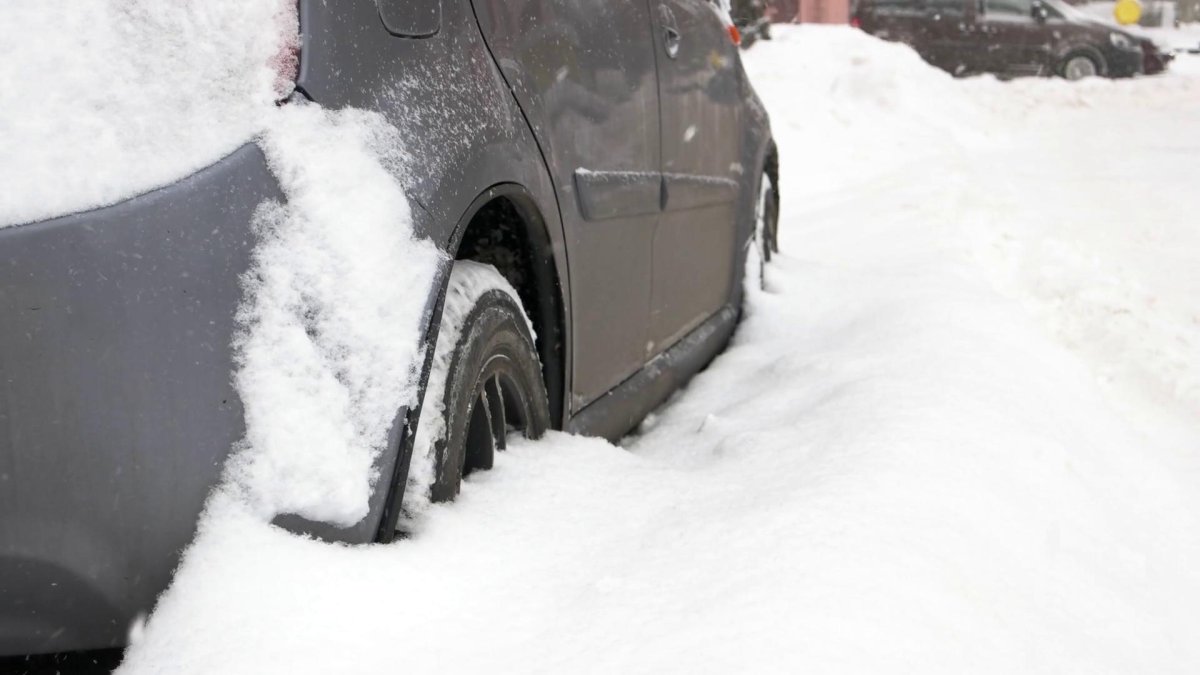 Машина застряла в снегу