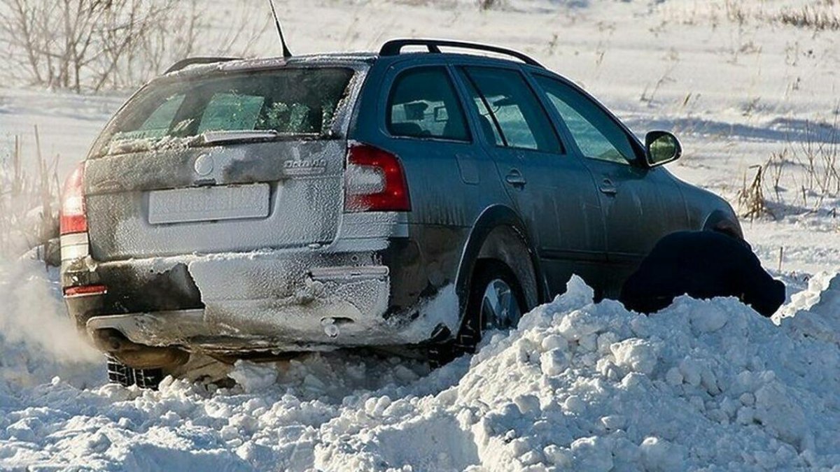 Буксует в снегу