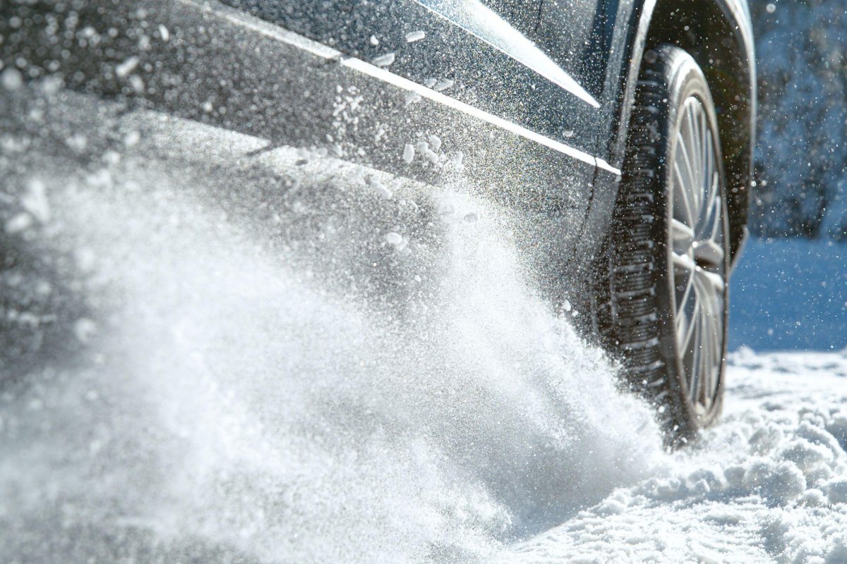 Колесо в снегу