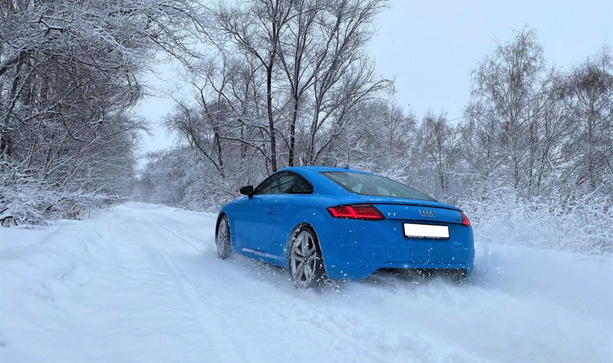 Буксующая машина зимой