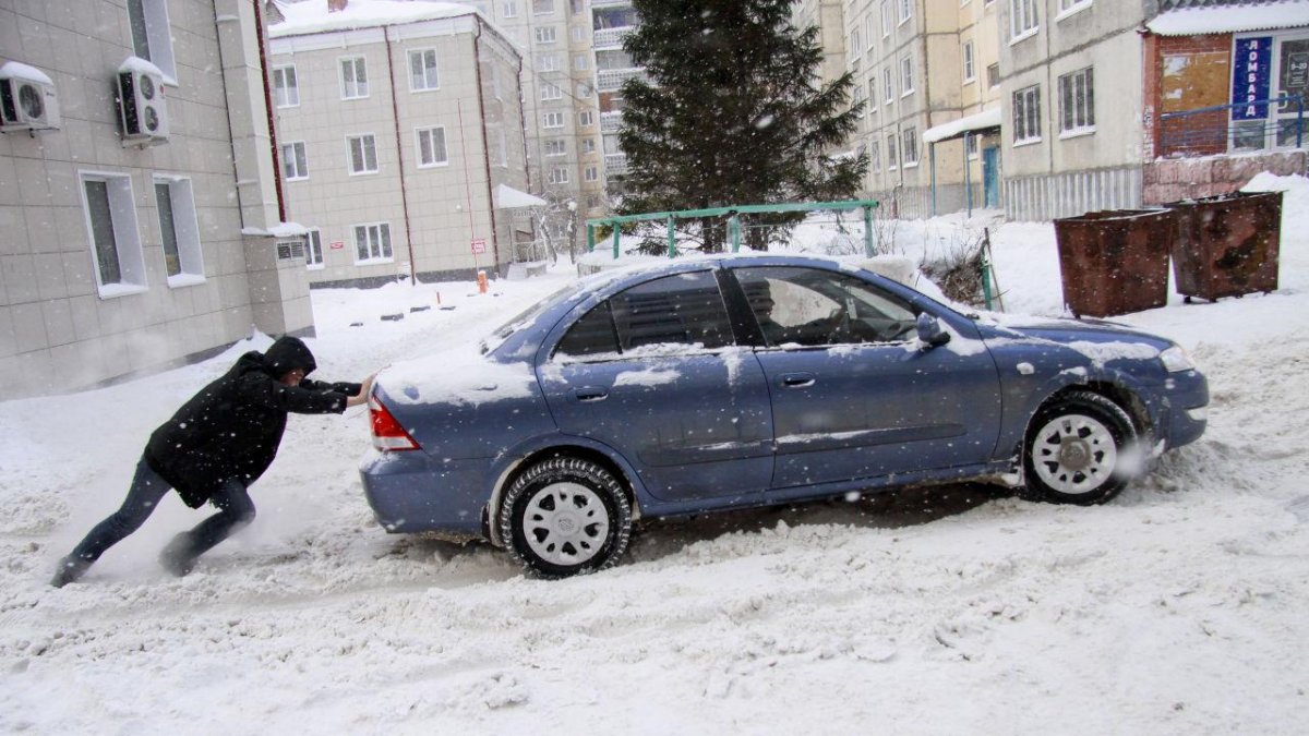 Толкают машину в снегу