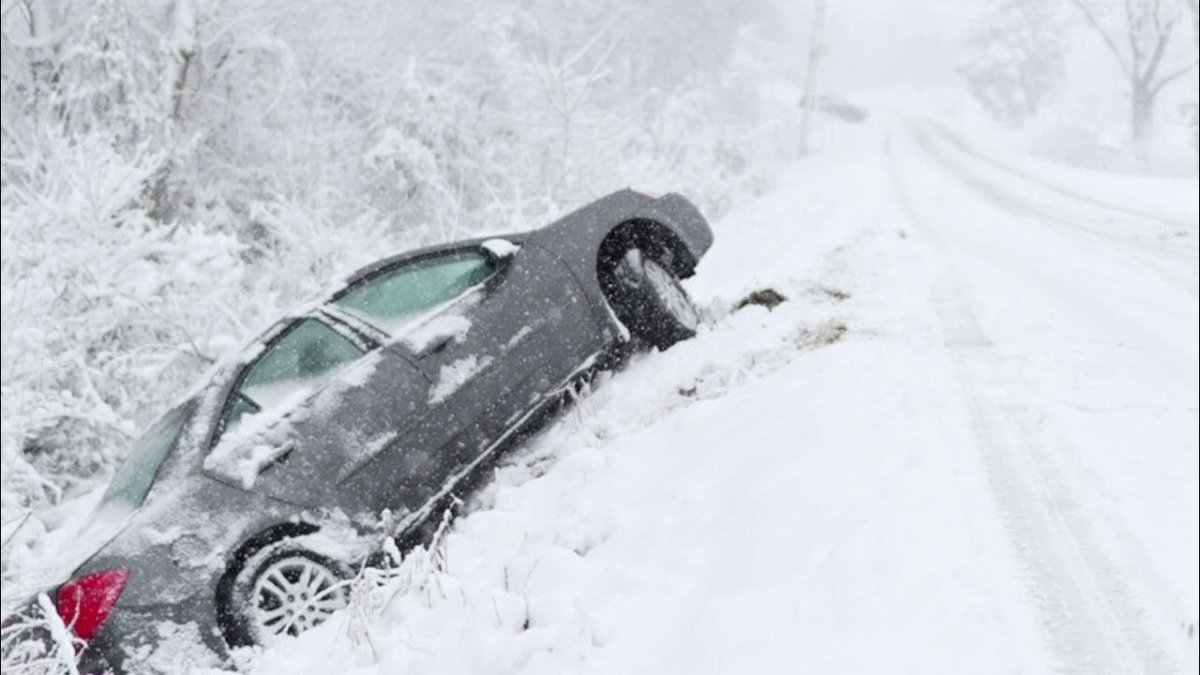 Разбитая машина в снегу