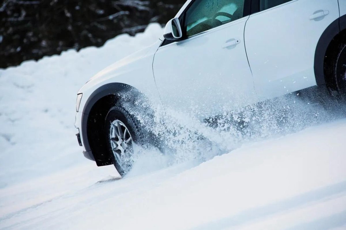 Буксует в снегу