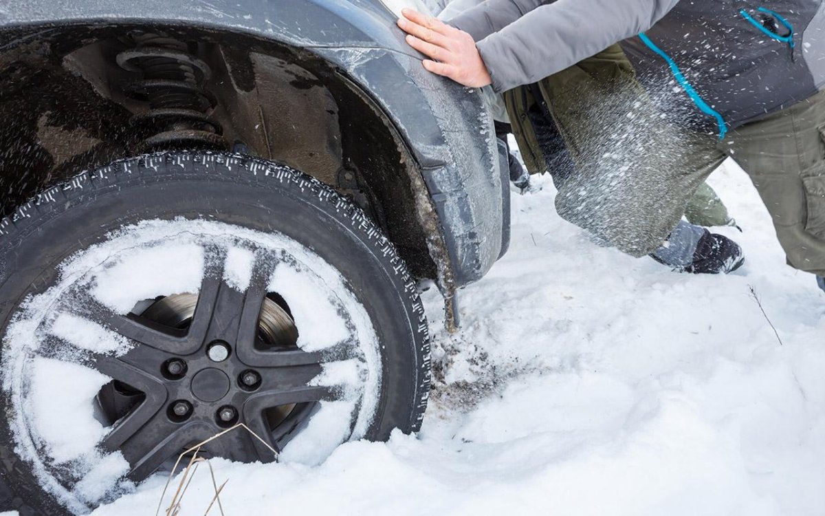 Застрял по пояс в снегу