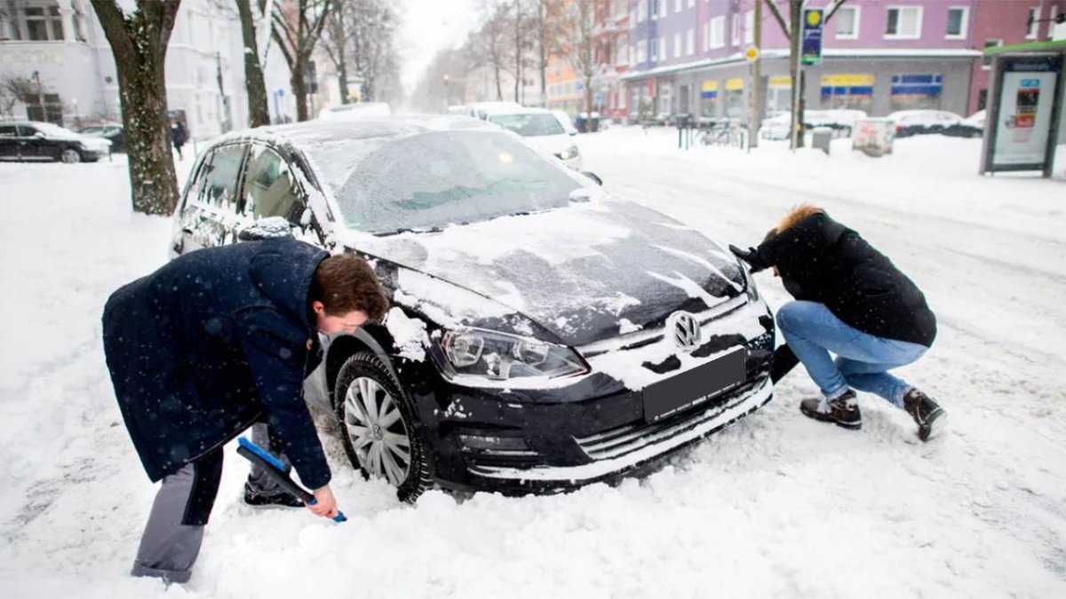 Машина буксует в сугробе