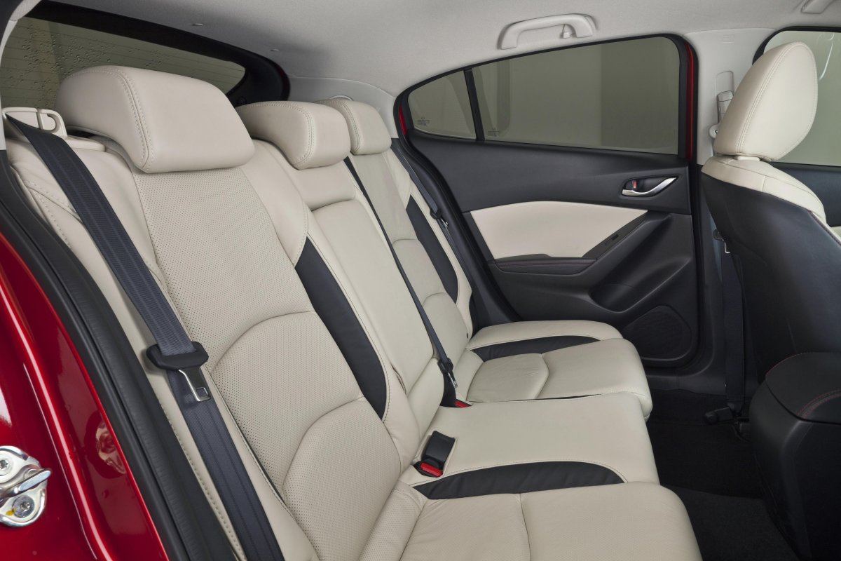 Mazda 3 хэтчбек салон