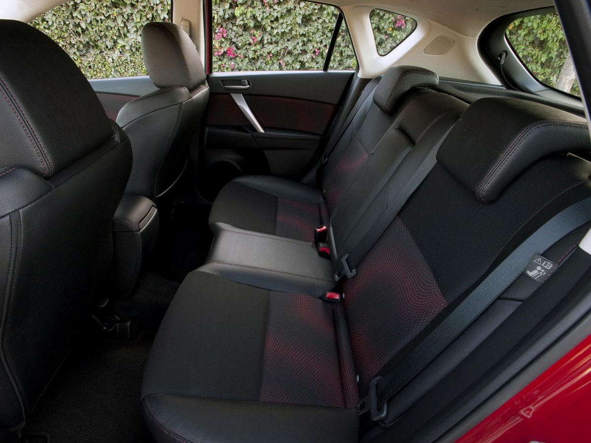 Мазда 3 салон сзади