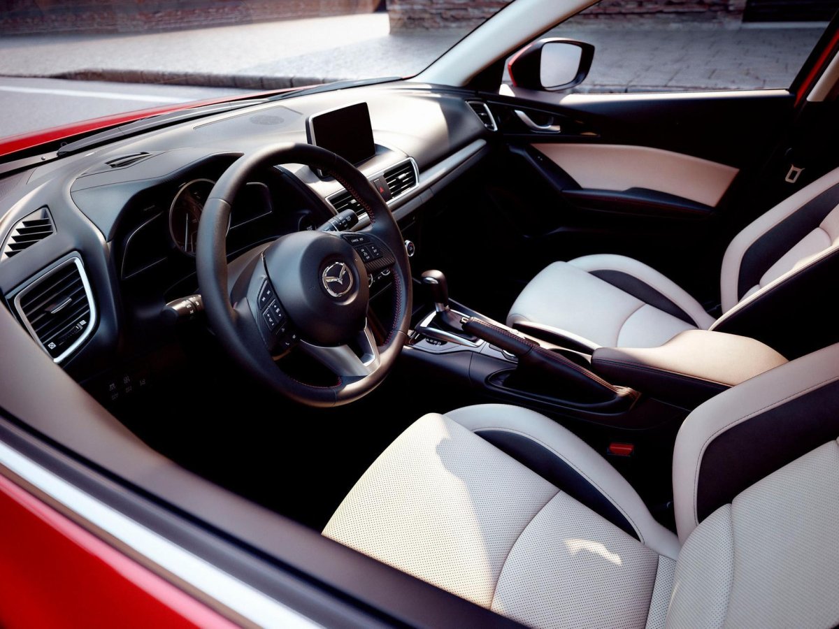 Мазда 3 БМ седан салон