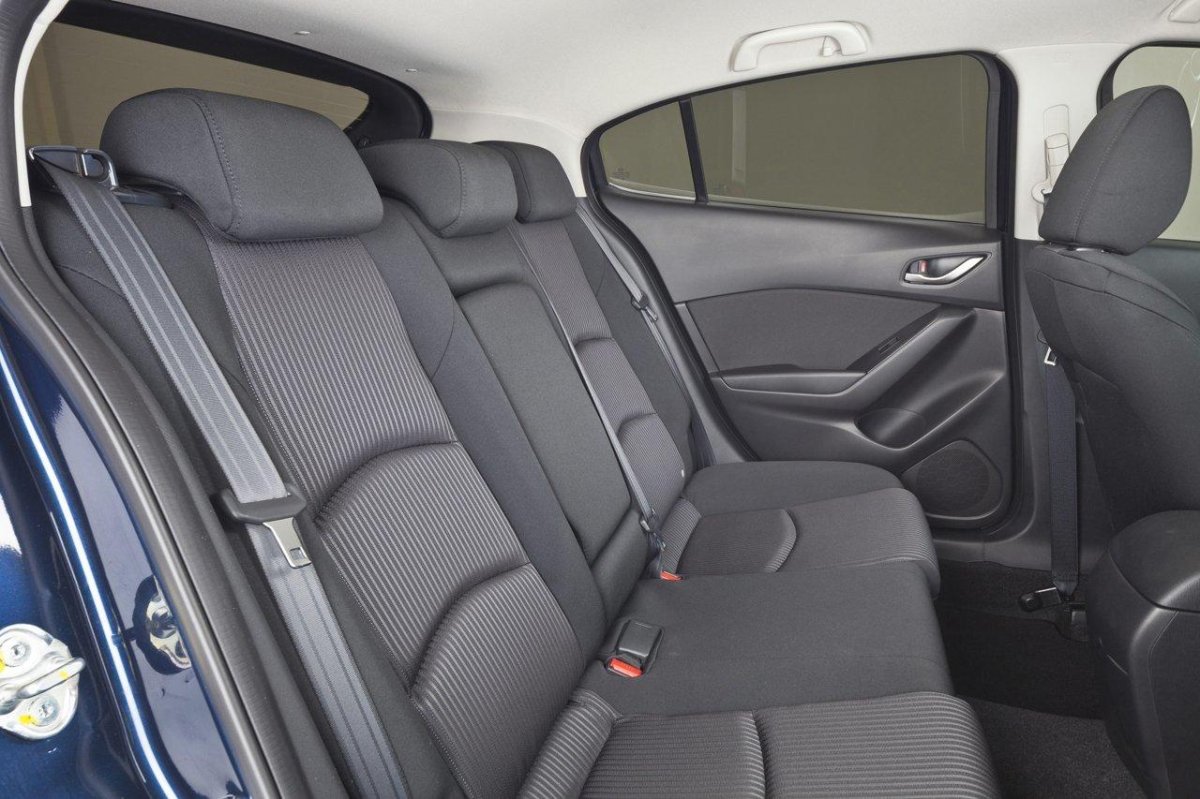 Мазда 3 БМ седан салон