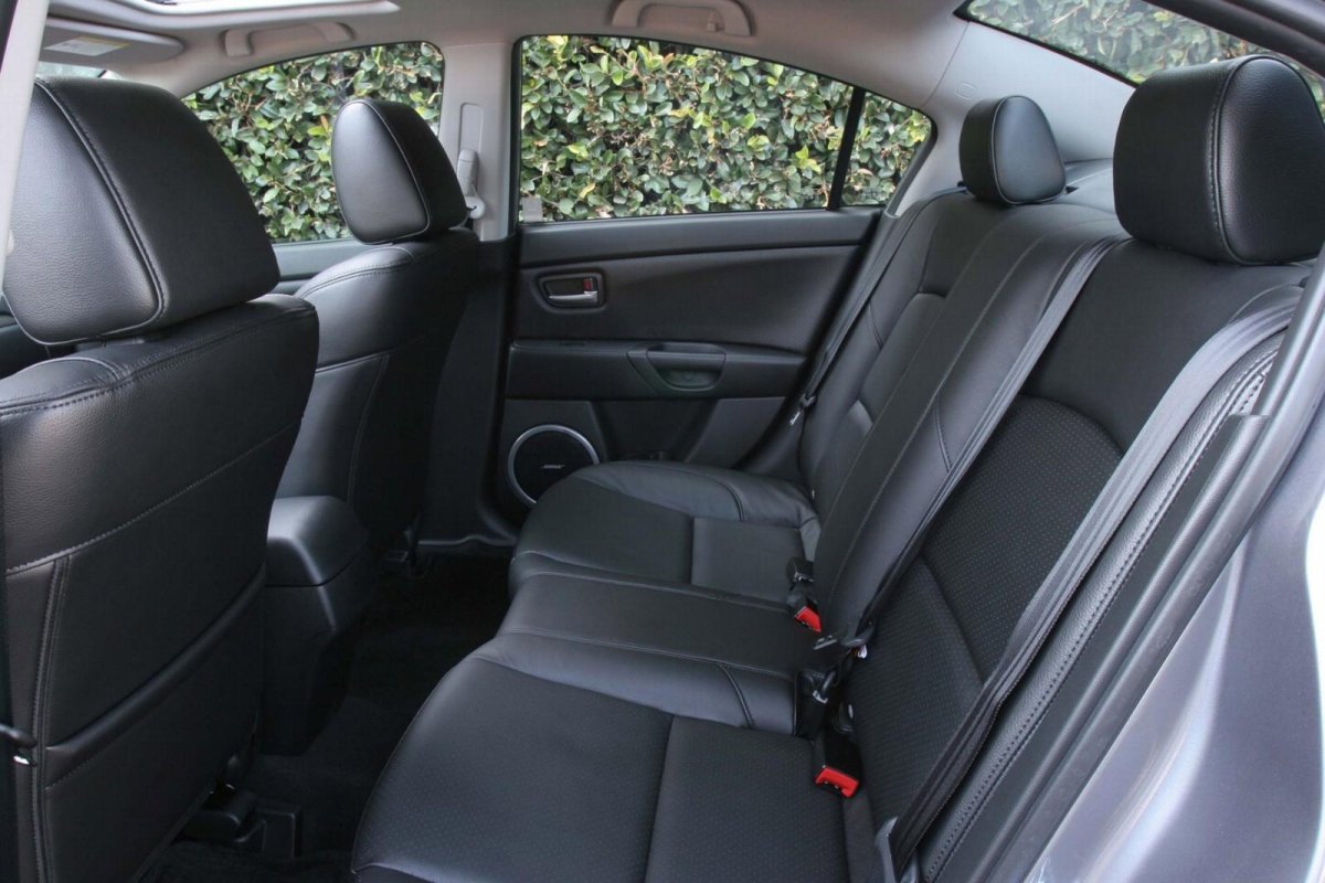 Мазда 3 2008 салон сзади