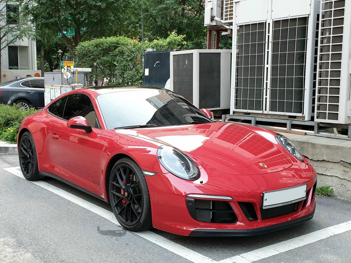 Porsche 911 GTS Red