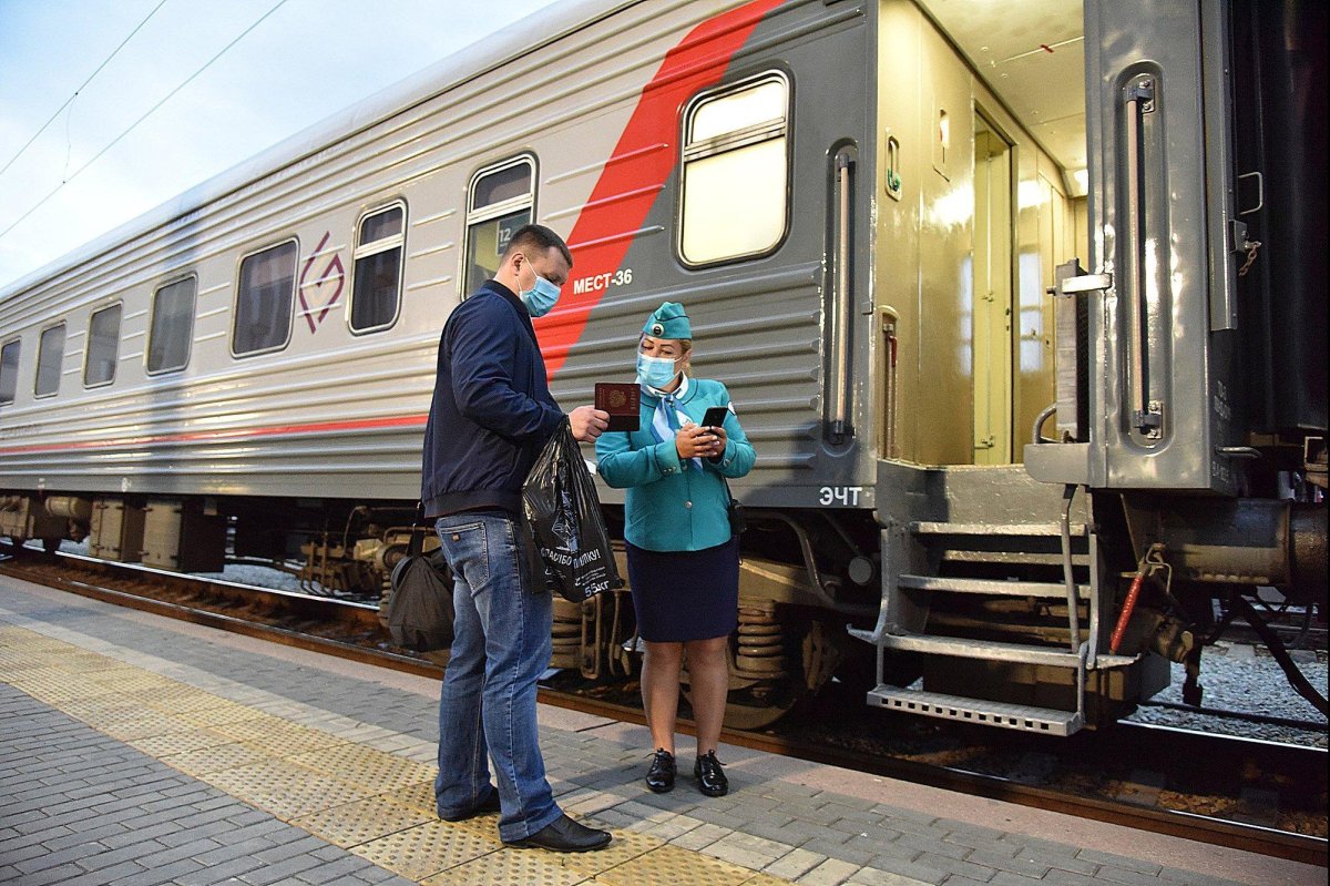 Пассажирский поезд Таврия