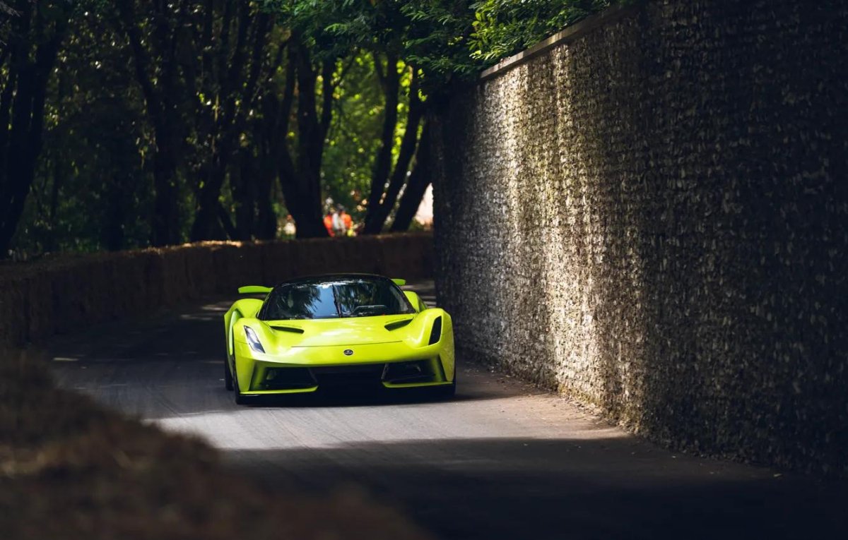 Lotus Evija зеленый