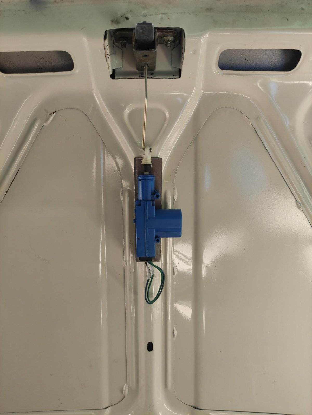 Багажник с кнопки ВАЗ 2106