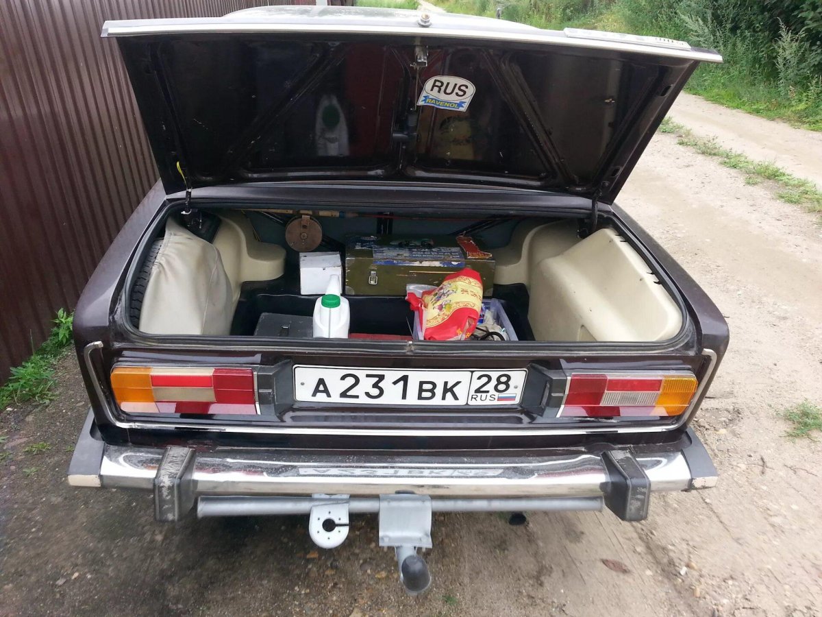 Открытый багажник ВАЗ 2106
