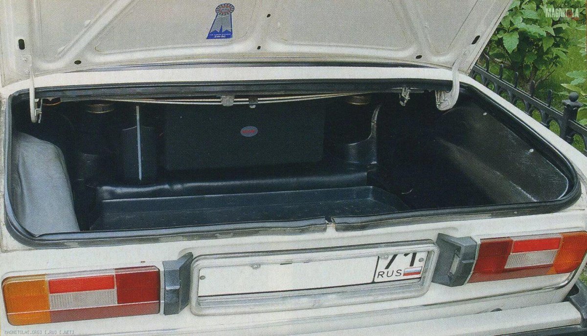 Открытый багажник ВАЗ 2106