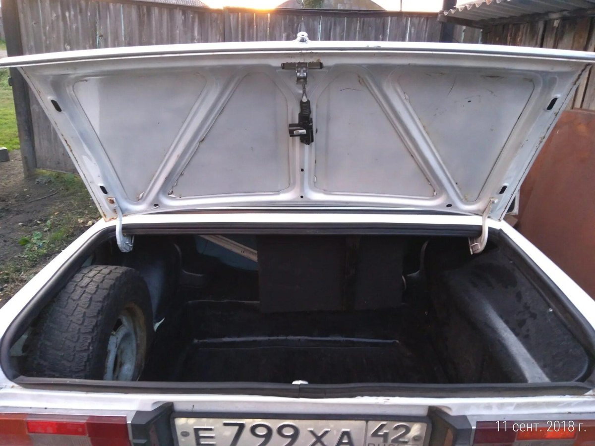 Концевик багажника ВАЗ 2106