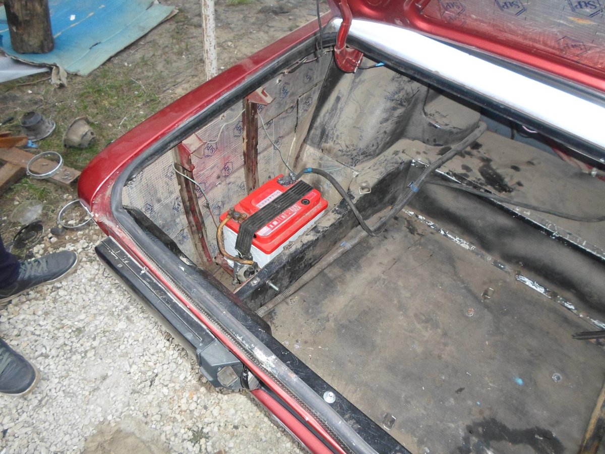 АКБ В багажник ВАЗ 2106