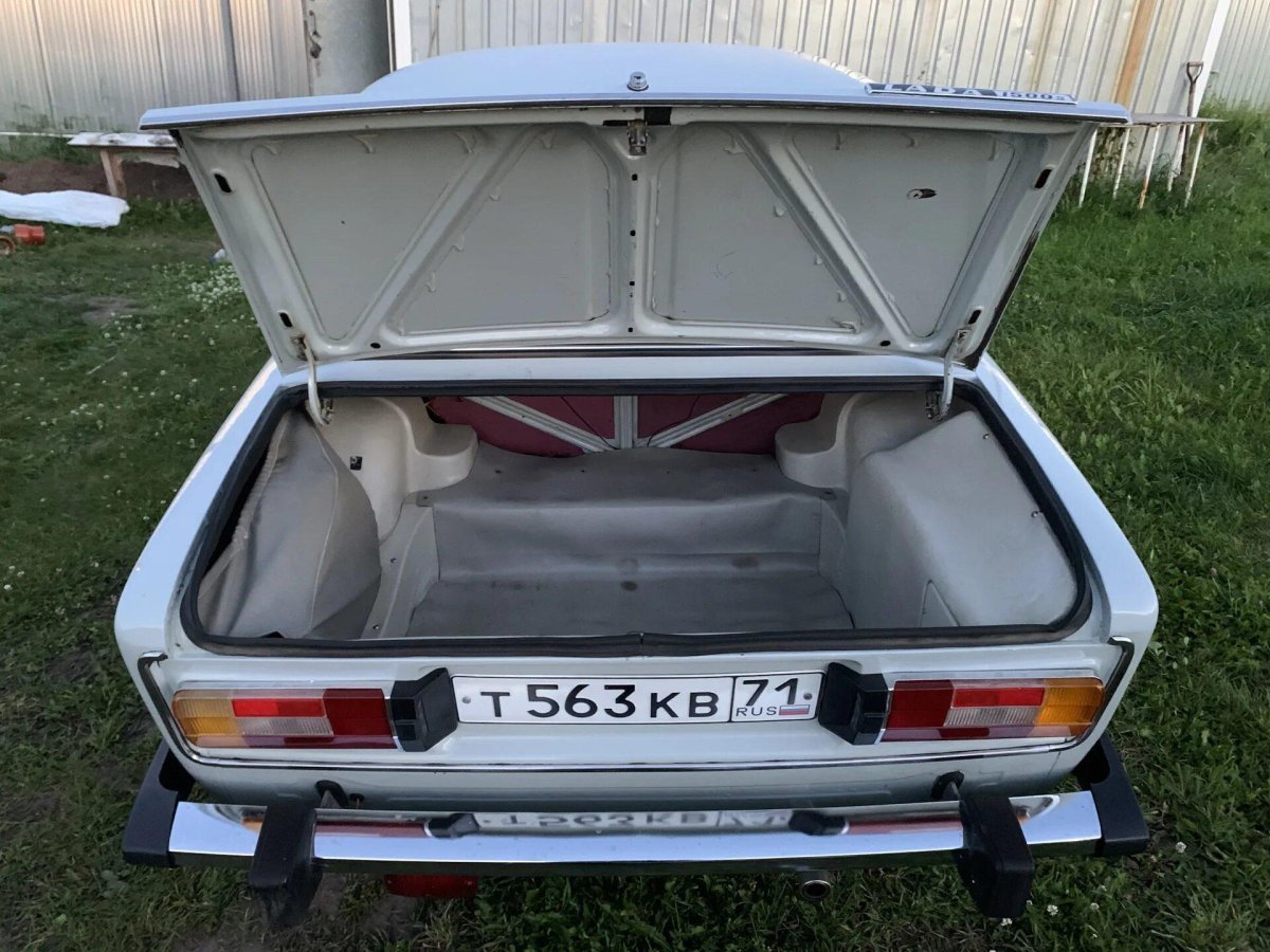 Открытый багажник ВАЗ 2106
