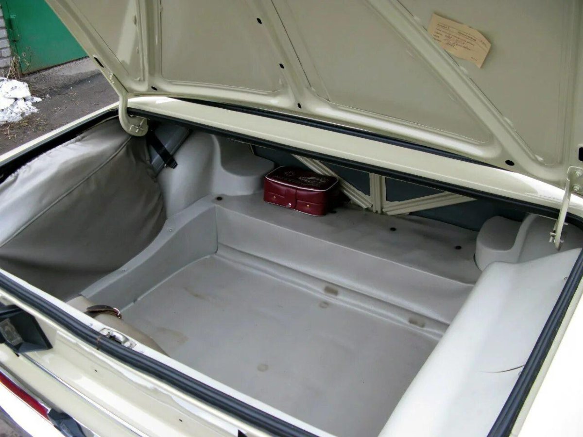 Открытый багажник ВАЗ 2106