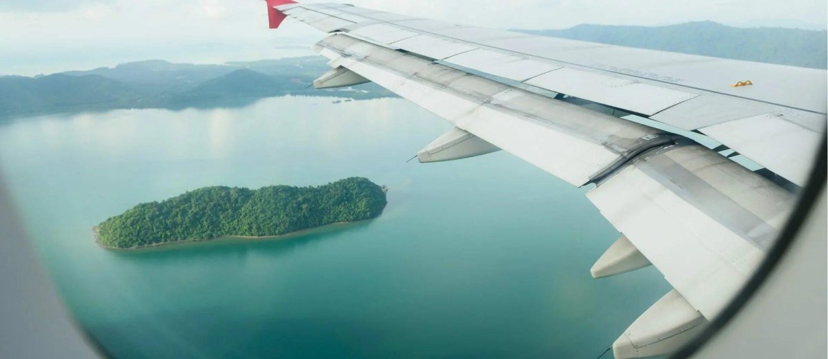 Остров из иллюминатора самолета