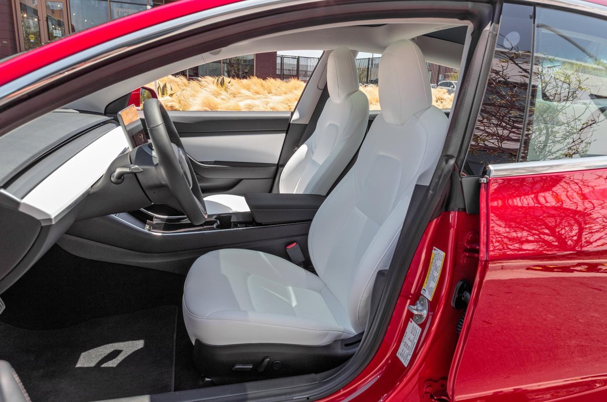 Tesla model 3 белый салон