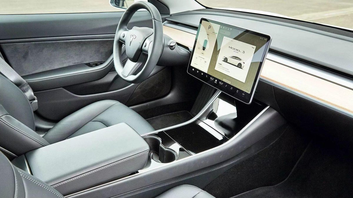 Тесла модел 3 салон
