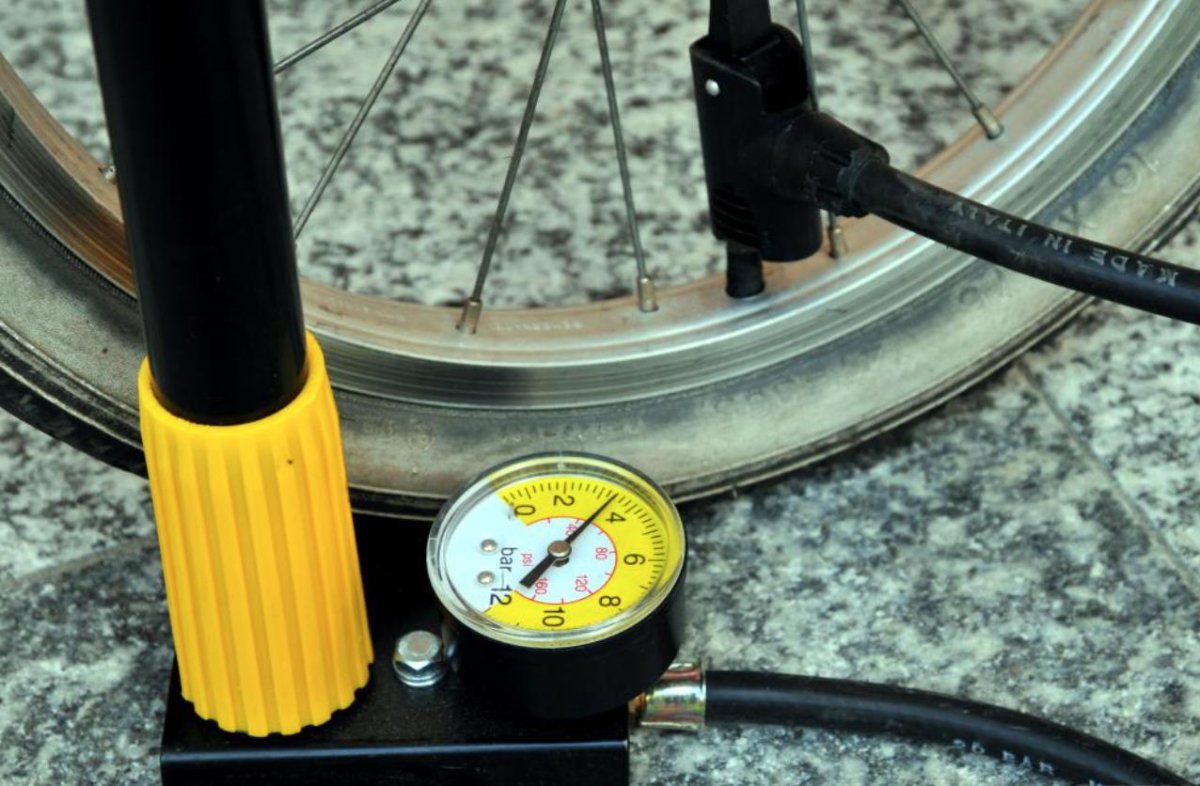 Подкачка колес велосипеда