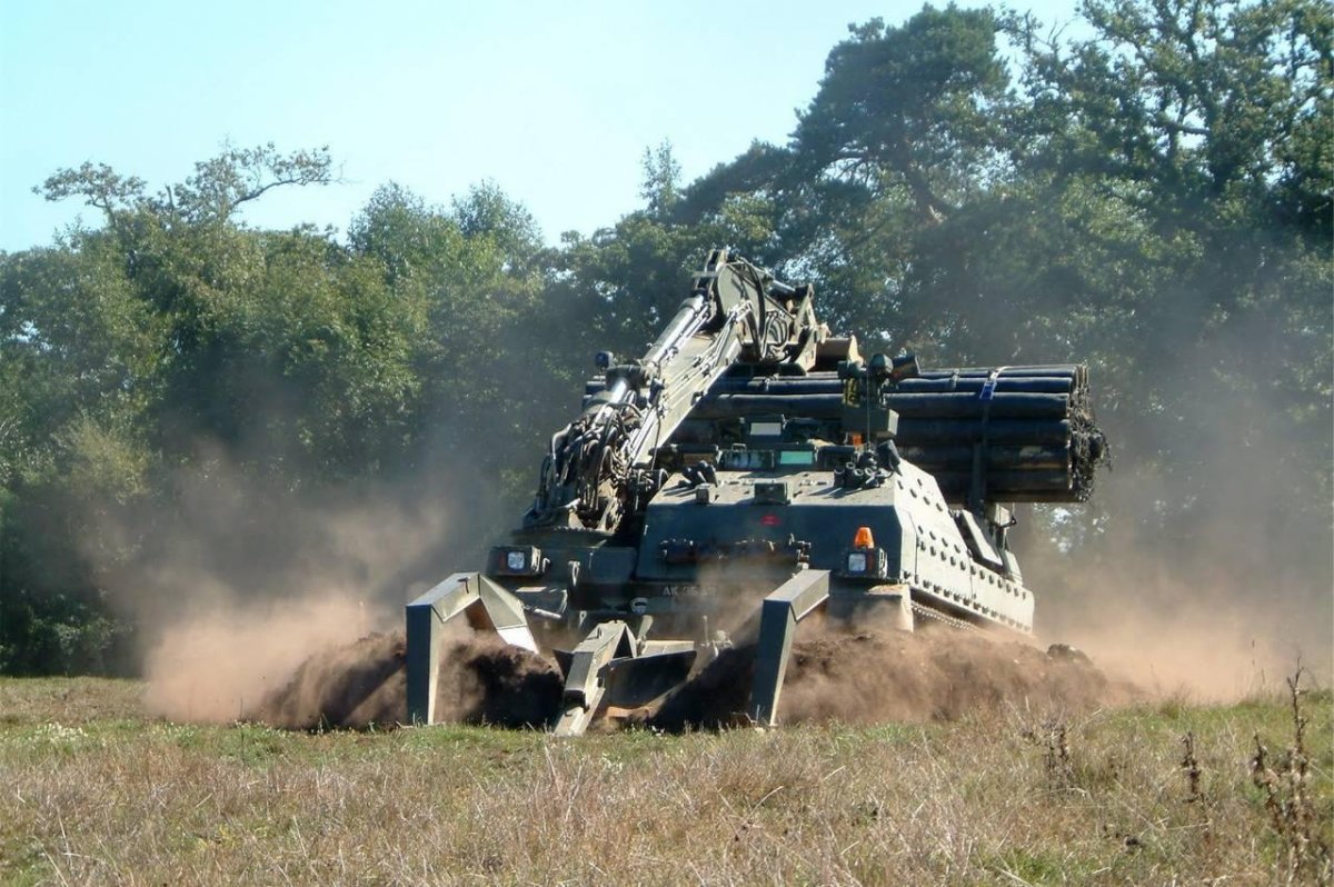 Машина разминирования змей Горыныч ур-77