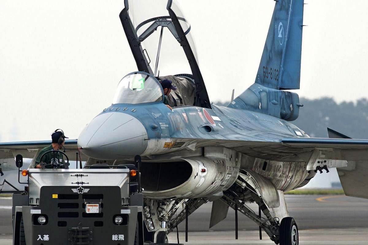 Mitsubishi f-2 и f-16