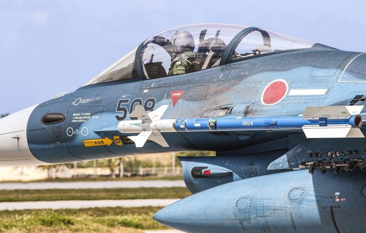 Mitsubishi f-2 Fighter Jet