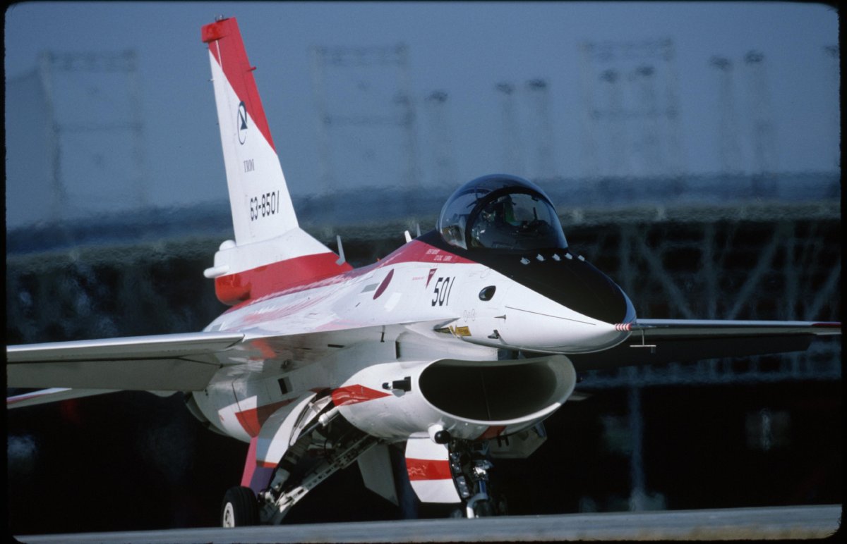 Mitsubishi f-2a кабина