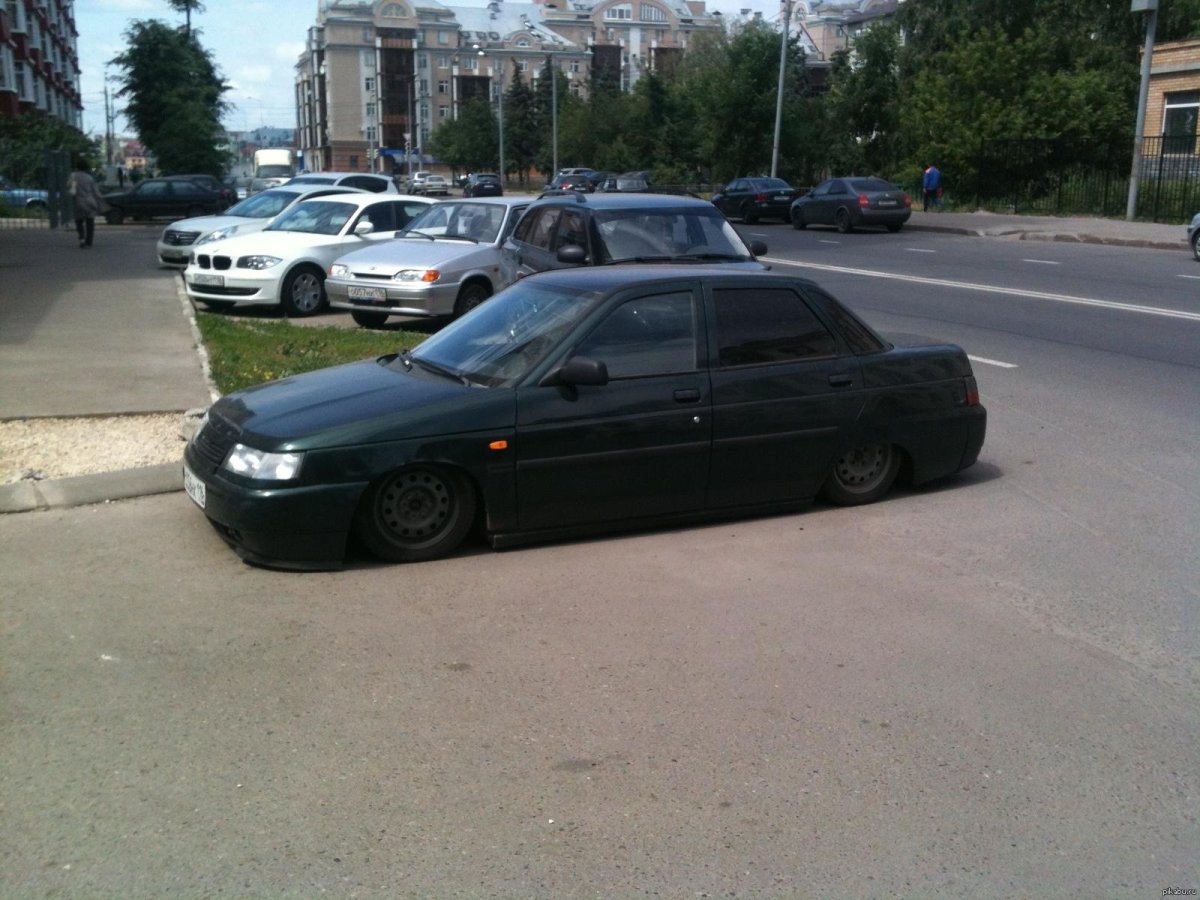 Черная низкая машина