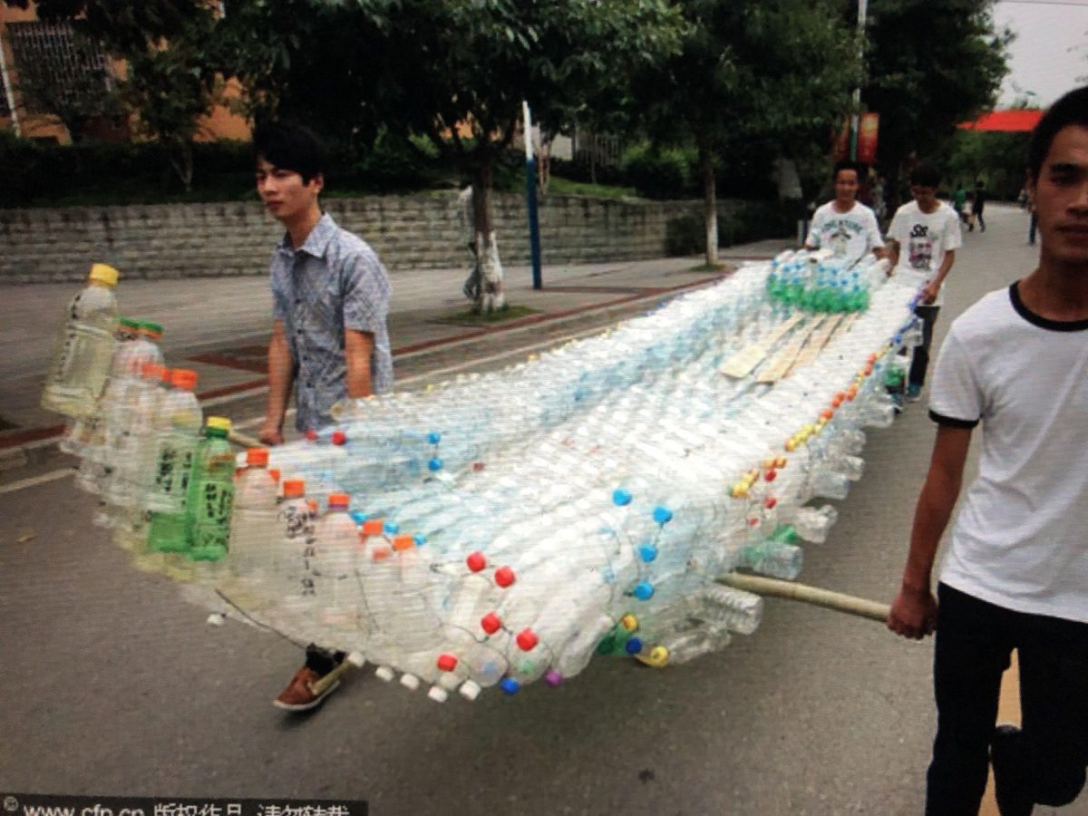 Лодка из бутылок