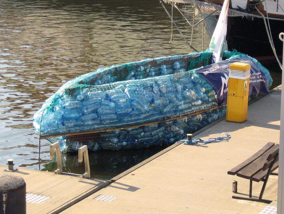 Лодка из бутылок