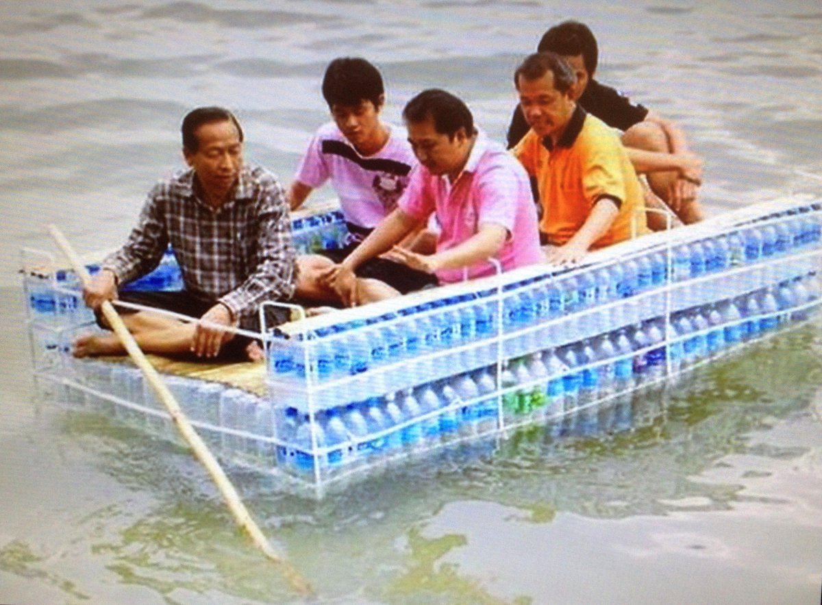 Плот из пластиковых