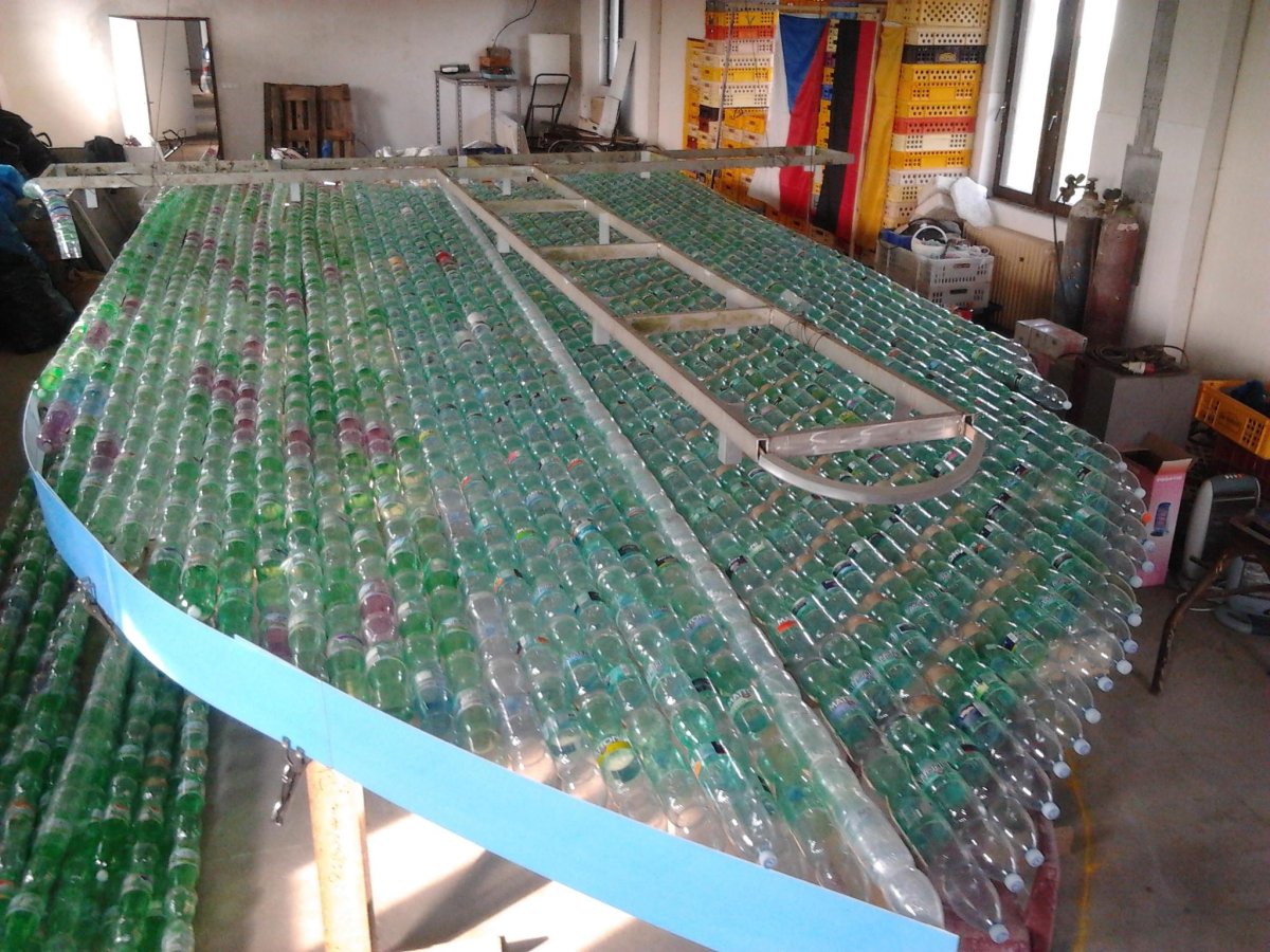 Лодка из пластмассовых бутылок